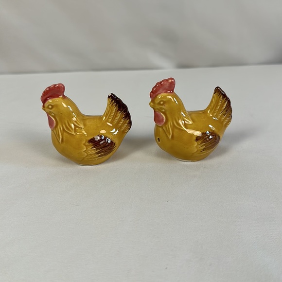 Vintage Egg Dish with Chicken Salt and Pepper Shakers - Picture 8 of 16